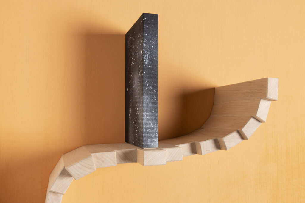 zoom sur les matériaux bois et textile de cette petite étagère de décoration.
