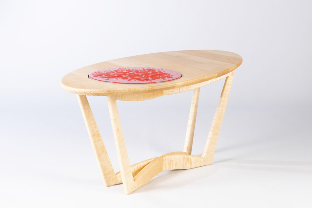 table basse LEU en sycomore ondé avec un plateau en pierre de lave émaillée, collaboration avec le studio LeR