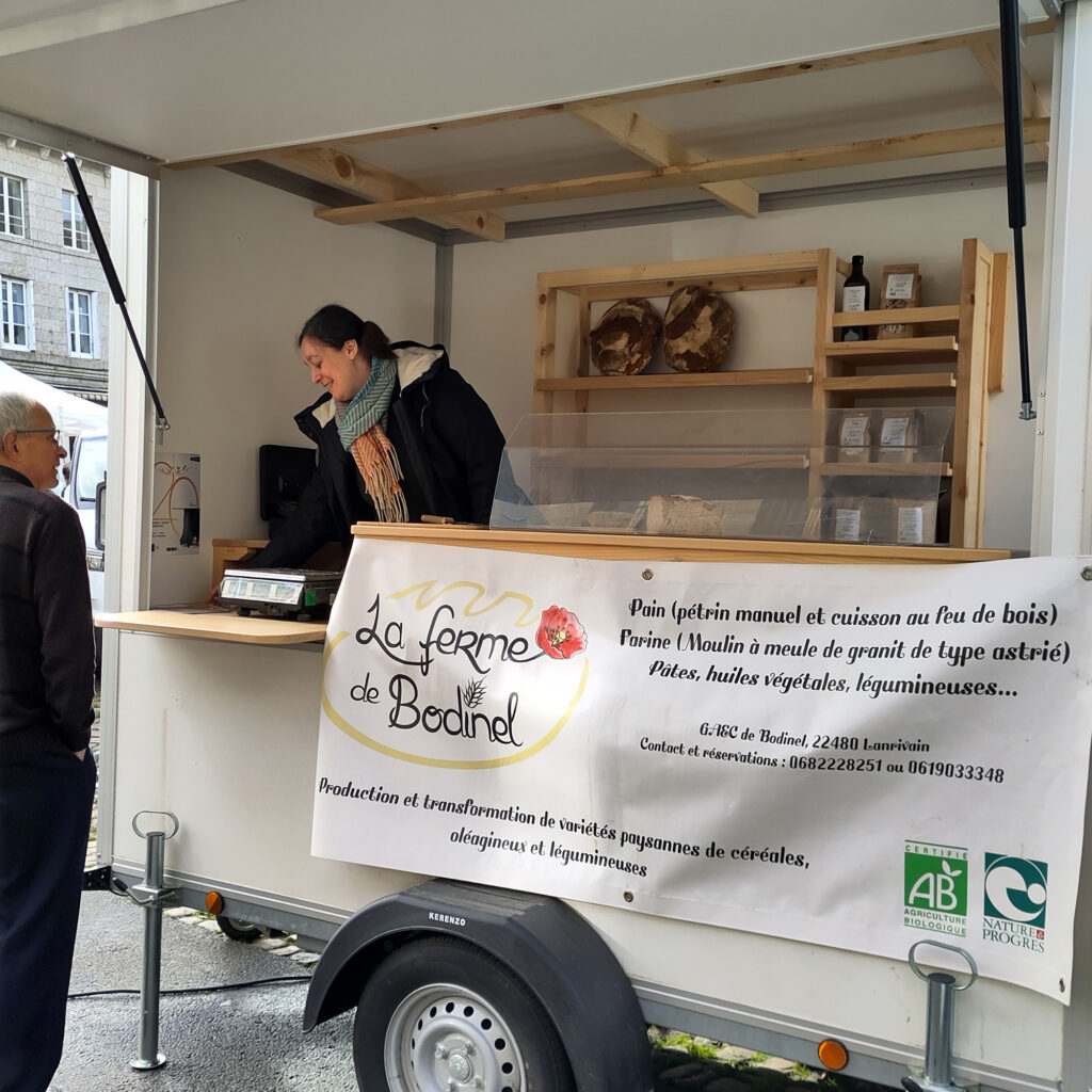 au marché de Quintin sont installés les boulangers paysan.