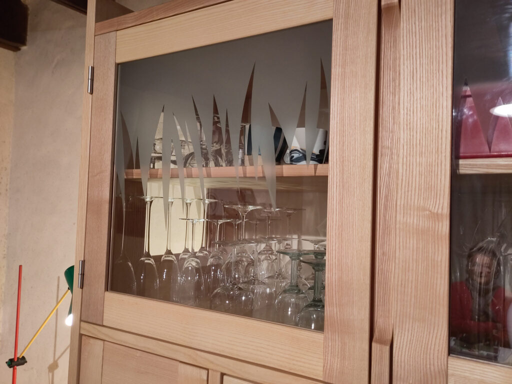 les vitres de la vitrine en verre sablé avec un décor d'herbes