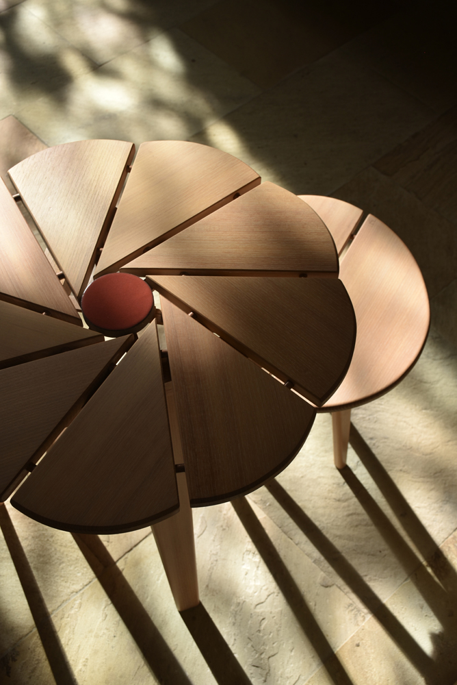 table et tabouret de la collection capture de mouvements. du mobilier d'extérieur en matériaux imputrecibles.