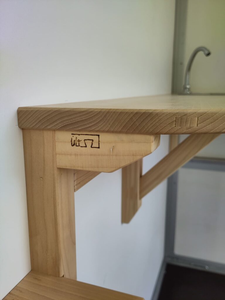 uLi Rossbach a signé son travail de l'Atelier Koad Bras sur cette remorque du marché
