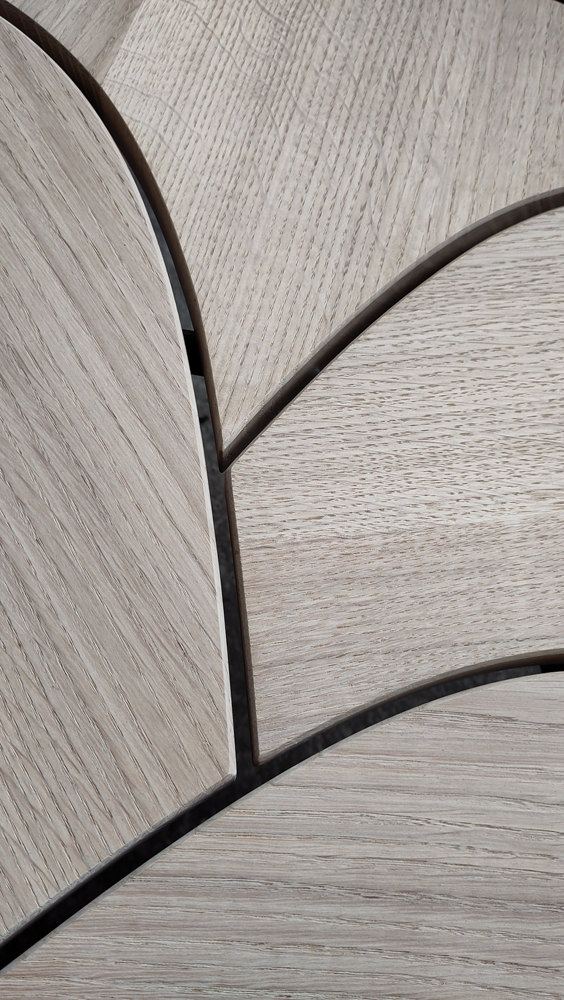 les BoURGEoNS, tables composées de pétales espacées